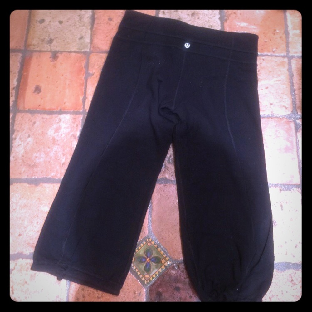 LULU LEMON- CROPPED BLACK YOGA PANT